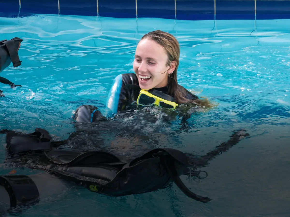 Una alumna en la piscina con el equipo de buceo