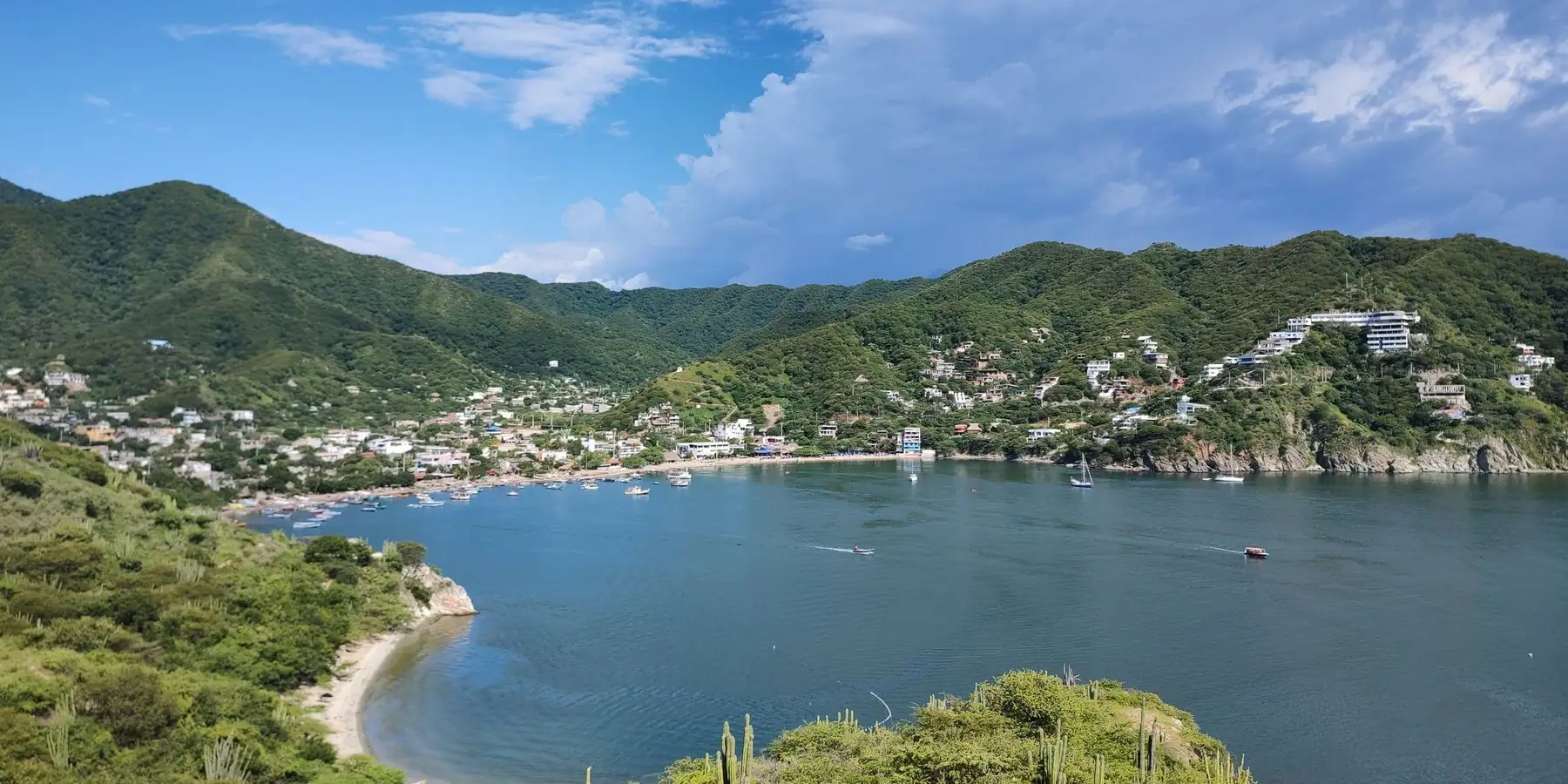 La bahía de Taganga vista desde el cerro, con el pueblo y las lanchas