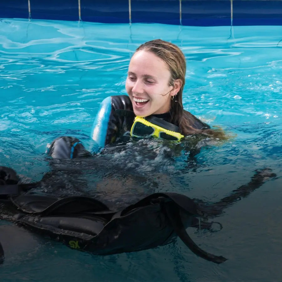 Una alumna en la piscina con el equipo de buceo