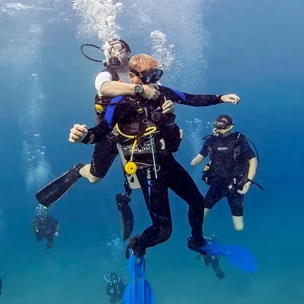 Tres buzos practican bajo el agua